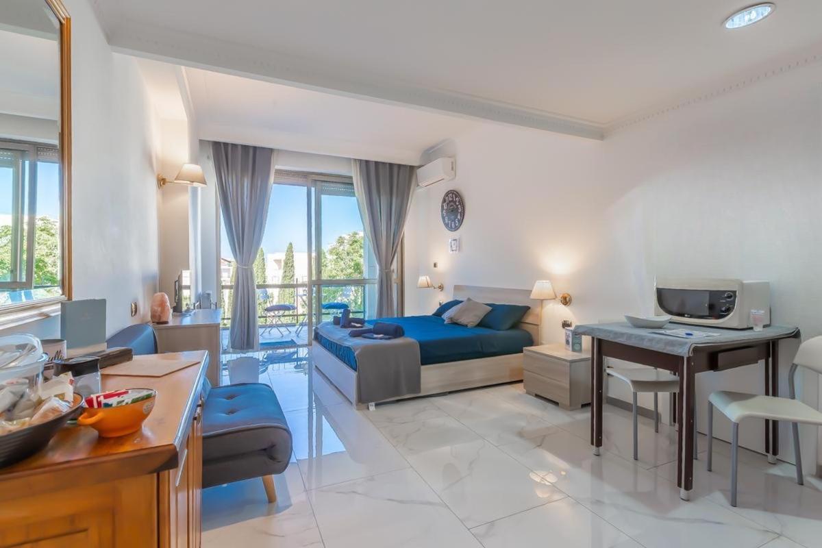 Next Stop From Laura Hotel Bagian luar foto